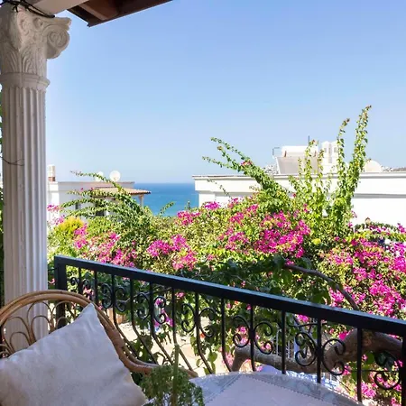 Lovely House With Captivating View In Gumusluk, Bodrum 아파트 *