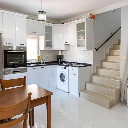 Lovely House With Captivating View In Gumusluk, Bodrum 아파트 *