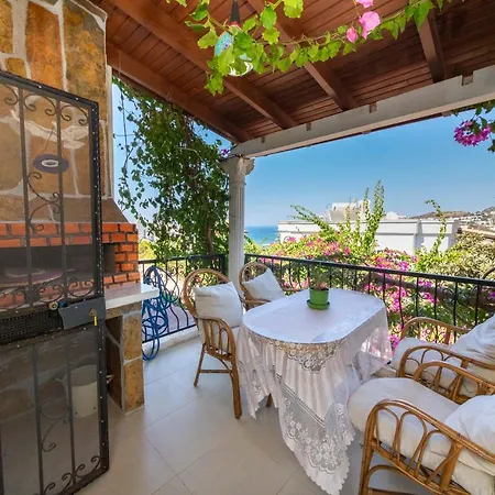 Lovely House With Captivating View In Gumusluk, Bodrum 아파트